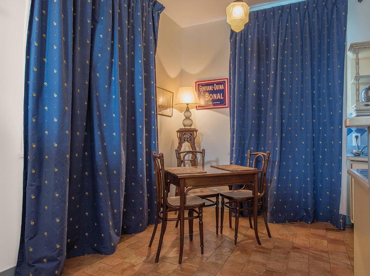 La porte bleue Trouville-sur-Mer Extérieur photo